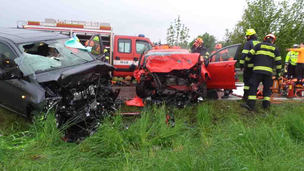 Sedm zraněných včetně dětí po střetu tří aut na Znojemsku